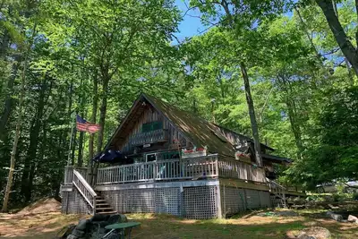 Image de Spectaculaire cabine privée au bord du lac entouré de montagnes et des forêts