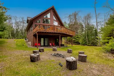 Image de Lakefront home with firepit, large deck, & amazing views