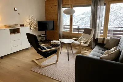 Image de Extérieur : au 4ème étage d'un bâtiment de 5 étages à l'entrée du village, ascenseur, balcon plein s