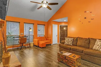 Image de \"Sw Houston Eclectic Living\" Long Stays Welcome!