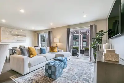 Image de 5b/5. 1b Penthouse with Large Private Balcony Overlooking City | The Creole Queen