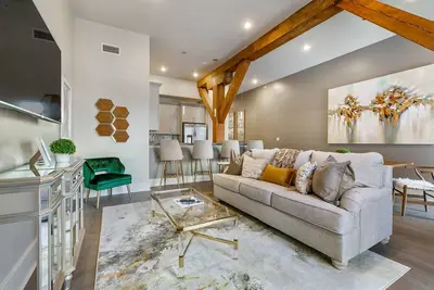 Image de 👏🏽Downtown, Historic 4Bedroom/4Bath Home with Two Oversized Balconies - The Catherine