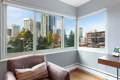 Image de Beautiful City View + Secure Parking |Walk to Downtown - Near Convention Center, Theaters & Stadiums