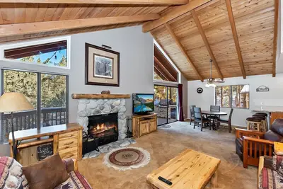 Image de Mountain Hideaway by Destination Big Bear : Cozy Cabin! Game room! Foosball! Gas Grill!