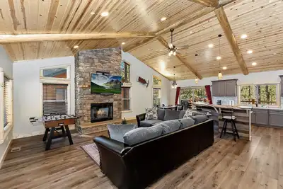 Image de Luxury Newly Built Single Story Log Cabin! 4 Br 3 Bath! Highly Desired Fox Farm Location! Game Table! Short Drive to Resorts, Lake, and Big Bear Village!
