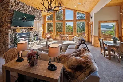 Image de Log Styling with Spectacular Lake Views! Hot Tub! Wall to Wall Game Room!