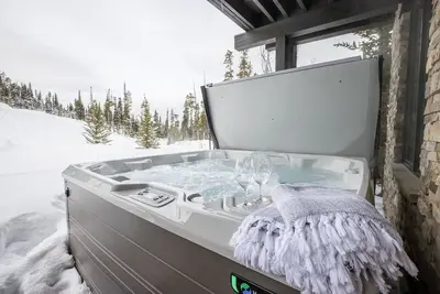 Image de Book Now for Summer Getaways! Slopeside Condo with Private Hot Tub and Sweeping Mountain Views!