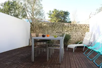 Image de Appartement 3 pièces, 4 couchages à St-Martin-de-Ré, accès direct au port, terrasse, parking et WiFi