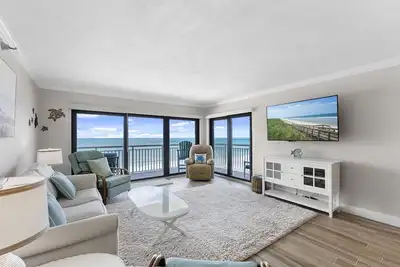 Image de Top-floor direct oceanfront condo with a private balcony, heated pool and beach access
