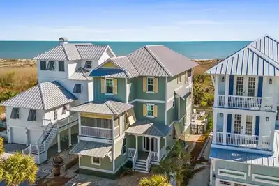 Image de Southern Charm: Large Beachfront Home, Private Pool, Pat Friendly, 8 Suites!