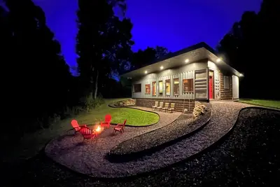Image de The Original Shipping Container Cabin in Rrg-High Speed WiFi! -Hot\nTub! -View!