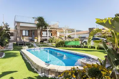 House with sea views, garden and pool