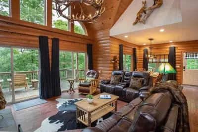 Image de Log-Style Getaway in the Woods