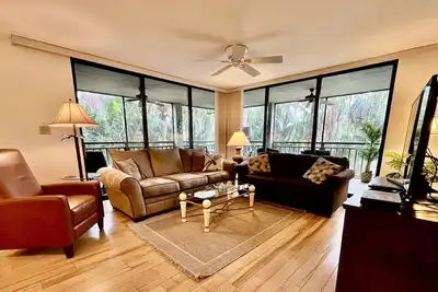 Image de Resort style living in corner unit building A! Closest to pool and grill!