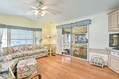 Image de Relaxing Home Pool Access and Screened-In Porch!