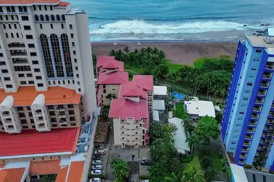 Image de Ideal For Vacationers Who Love Ocean Waves, Surfing, Pool, On The Beach Condo!