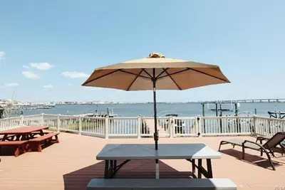 Image de Belle Bay Front Home près de Lbi Jersey Shore avec un quai privé