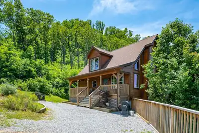 Image de Walnut Ridge Cabin. Hot tub, pool table. Only minutes from downtown Gatlinburg!