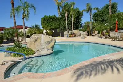 Image de Regency Luxury Condo, heated pool & hot tub in Gated Community walk to Old Town