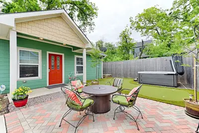 Image de Maison tendance 2 Br Bishop Arts: bain à remous, spa, putting green, jardins
