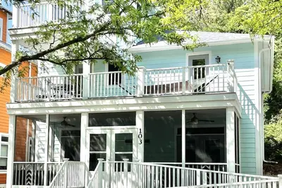 Image de Beachwalk 6 Bed/4. 5 Bath Family Getaway - 3rd house from Lake Shore