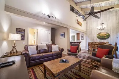 Image de Cozy & Spacious Slope-Side Condo - Walk to Canyon Lodge