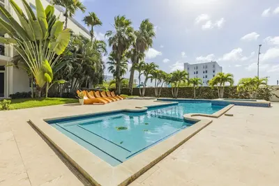 Image de 4br 3ba w\/ pool Sleeps 10 @ 200m from Eagle Beach!