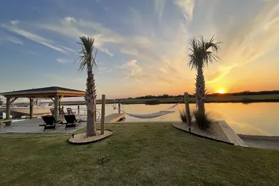 Image de Waterfront home-Gorgeous Sunset and marsh views! Large Groups Bargain! Pets Ok!