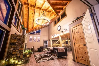 Image de Gorgeous Luxury Cabin! 360 Views, Fire Pit, Theater Room - Prime Location!
