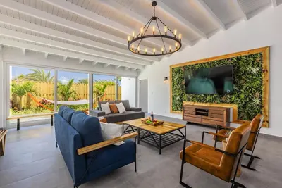 Image de Luxurious Oasis ~ Mins to Beach, King Beds, Pool