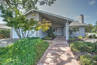 Image de Beautiful home on the golf course in 55+ community close to wineries