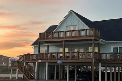Image de Barefoot Breezes Luxury Beach Home. Renovated for a Fabulous Family Vacation!