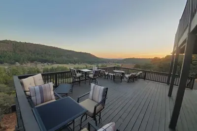 Image de Unwind and Uncork with Panoramic Views and Modern Rustic Charm
