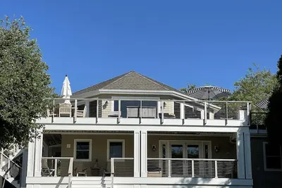 Image de New Listing - Newly Renovated Beach Home - Short Walk to Beach and Town