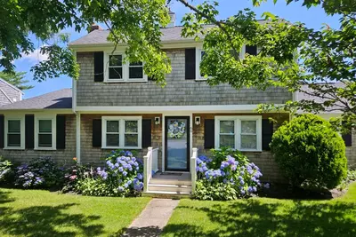 Image de Recently updated Colonial with WiFi, private washer/dryer, firepit & large yard