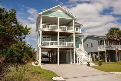 Image de Beachside Bliss! Ocean views, beautiful pool and a 2 minute walk to the beach!
