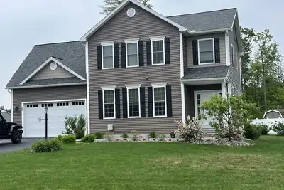 Image de A Coastal Farmhouse Style Home- 10 minutes from Downtown Saratoga Springs