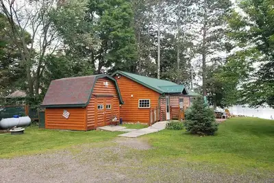 Image de Blissful cozy, year round, lakeside cabin on Butternut Lake. Dogs welcome.