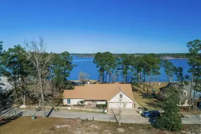 Image de Huge waterfront lake house with spacious yard & amazing views!