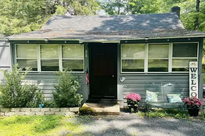 Image de Charming lake community cottage with hot tub Pet Friendly