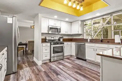 Image de Beautifully Renovated with Modern Industrial Decor
