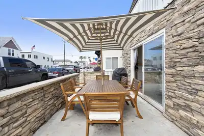 Image de 28th Street Beach House steps to sand, Air Conditioning, beach gear provided!