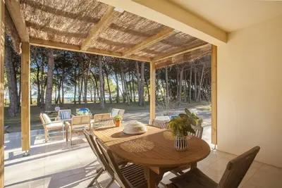 Image de 3 chambres, 2 salles de bain, 100 m de la plage, accès direct