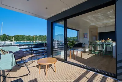 Image de Un lodge boat au port de plaisance de Guidel-Plages