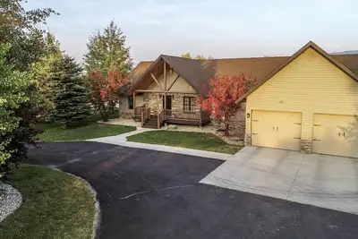 Image de Huge Family Retreat with Hot Tub + Game Room