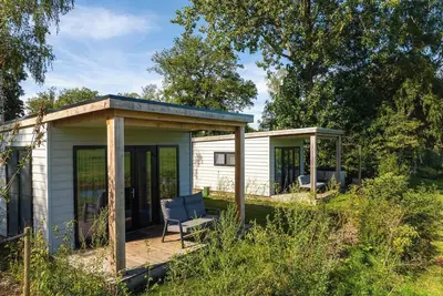 Image de A luxury cottage in a prime waterfront location!