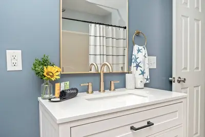 Image de Cozy 4 bedroom home walking distance to bay