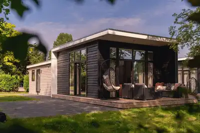 Image de Enjoy the view over the water in this luxury cottage and you can bring 5 people!