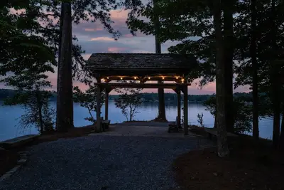 Image de Dock. Waterslide. Beach. Firepit, Gazebo, 450ft water frontage. Views. Sleep 18.