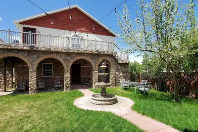 Image de Western Carriage House Studio Suite- Western themed retreat- Full Kitchen & Bath